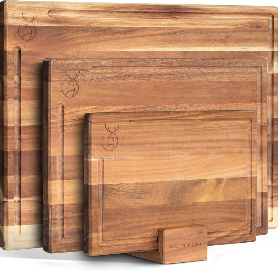 WALDWERK Schneidebrett 3Er Set (40X30 / 33X24 / 26X18Cm) Aus Massiver Akazie - Schneidebretter Mit Brettständer - 2Cm Dicke Holzbretter Mit Saftrille - Design Schneidebrett Set